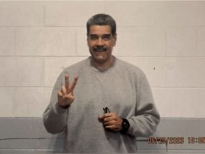 Nicolás Maduro reapareció en redes con una foto en jogging desde la cárcel y un saludo a sus nietos