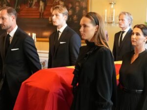 Noruega autorizó al hijo de la reina, condenado por violación, a acudir al funeral de Harald V y llevar el féretro junto al flamante rey