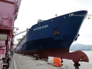 Por la guerra en Medio Oriente, un buque surcoreano se lanzó a explorar una nueva ruta entre Asia y Europa por el Océano Ártico