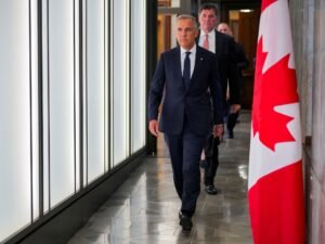 Trump amenaza con aranceles del 50% sobre más productos canadienses: autos, repuestos y acero