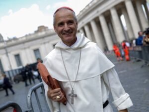 Un cardenal muy cercano al Papa advirtió que la carrera armamentista y la Inteligencia Artificial podrían llevar “hacia el fin del mundo”