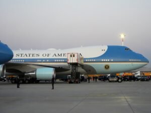 Un contenedor de comida, un avión señuelo y una amenaza de Irán: así fue la operación secreta para sacar a Donald Trump de Turquía