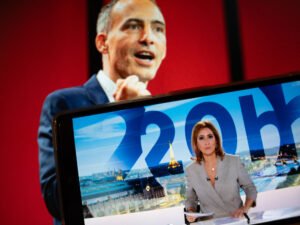 Una periodista de la TV pública de Francia deja el noticiero porque su pareja será candidato a la presidencia
