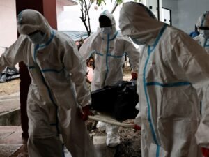 Una pierna, un diente de oro y cientos de cuerpos a la espera de ser reconocidos tras la riada en Nepal