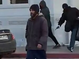 Uruguay: cuatro ladrones asaltaron un banco, escaparon en un auto de lujo a plena luz del día y quedaron filmados