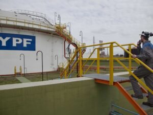 YPF junta US$ 405 millones con la venta de dos campos maduros en Mendoza