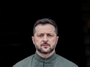 Zelenski quiere comandar Ucrania hasta el final de la guerra con Rusia y dice que llamar ahora a elecciones sería “un tsunami”