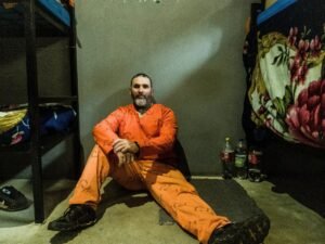 ¿Cómo se entrevista a una persona deportada en una prisión de máxima seguridad?