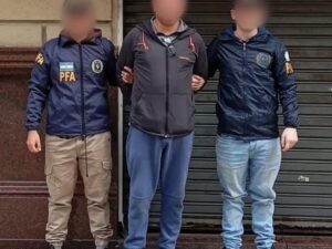 Abusó de su hijastra, se fugó y cayó cuando fue a retirar un certificado de antecedentes