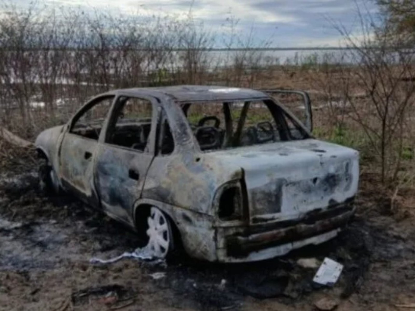 "Estaban irreconocibles": hallan calcinada a una pareja en un auto e investigan si tras el incendio un hombre se tiró al río