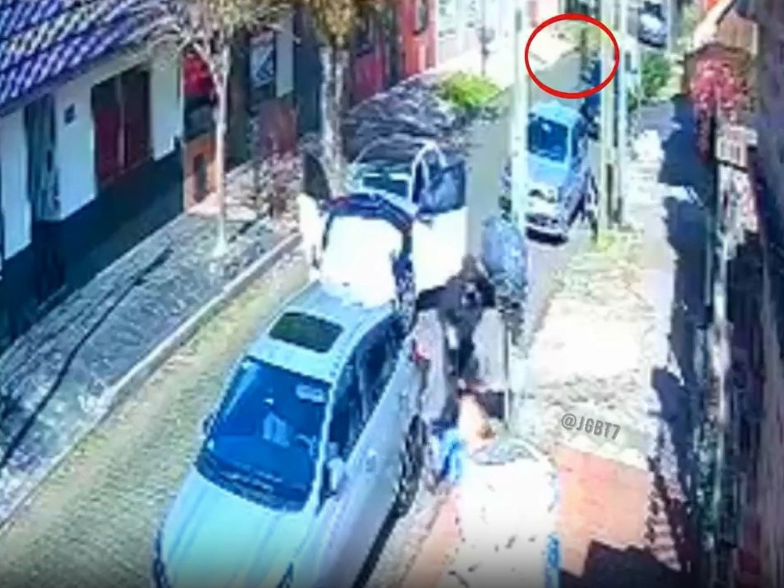 Lanús: fueron a visitar a su madre de 90 años al geriátrico y les robaron el auto a plena luz del día