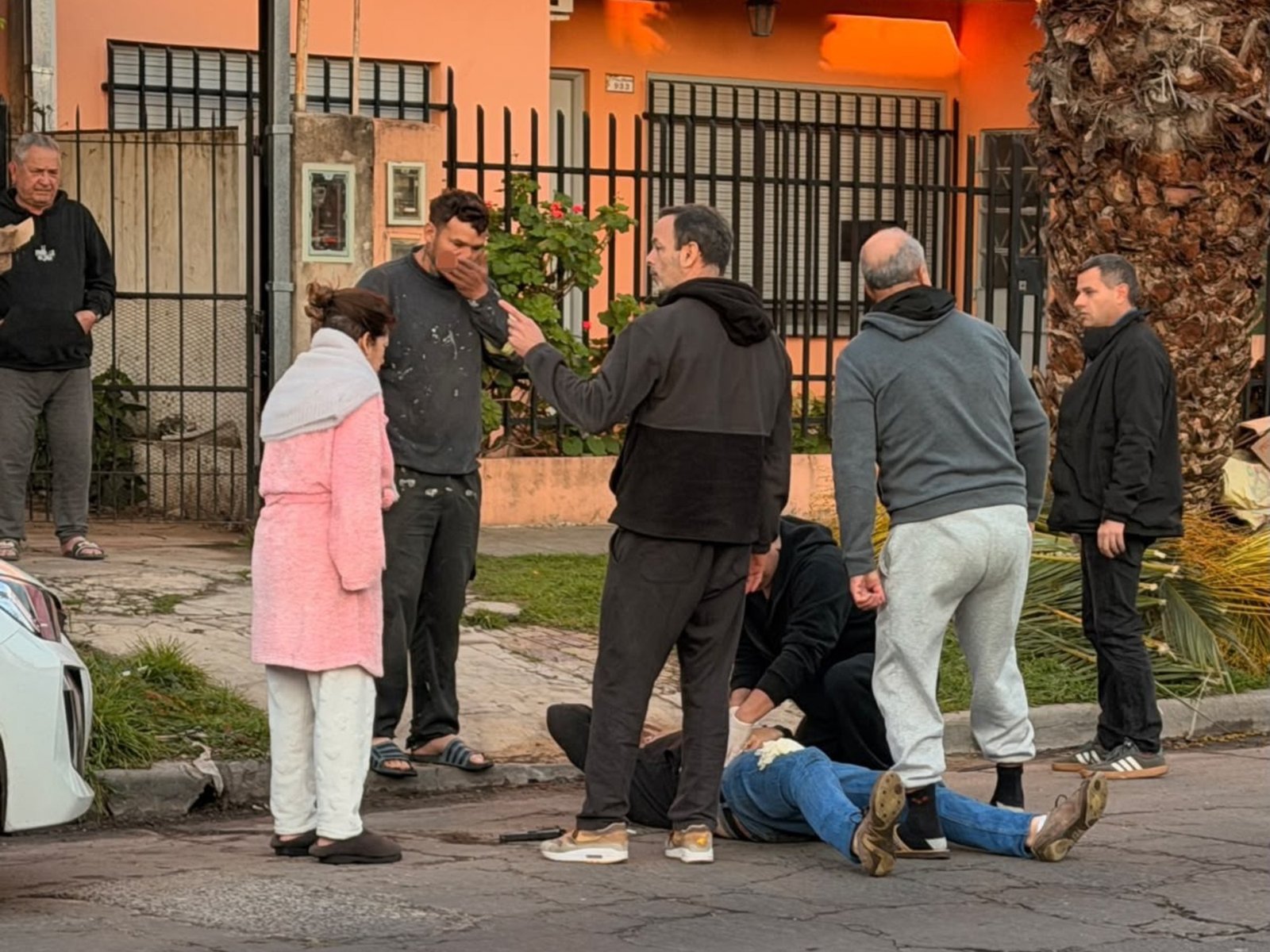 Asalto, tiros y pánico frente a un colegio de El Palomar: balearon a un comisario retirado cuando llevaba a su hija a clases