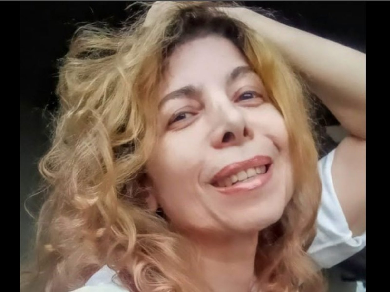 De las pasarelas a la cárcel: condenan a perpetua a una exprofesora de modelos por matar a hachazos al hombre que cuidaba para quedarse con su casa