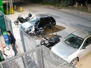 Intentó robar una moto, sufrió un percance y se fracturó: pidió ayuda a un camionero y fue interceptado cuando iba a bordo del camión