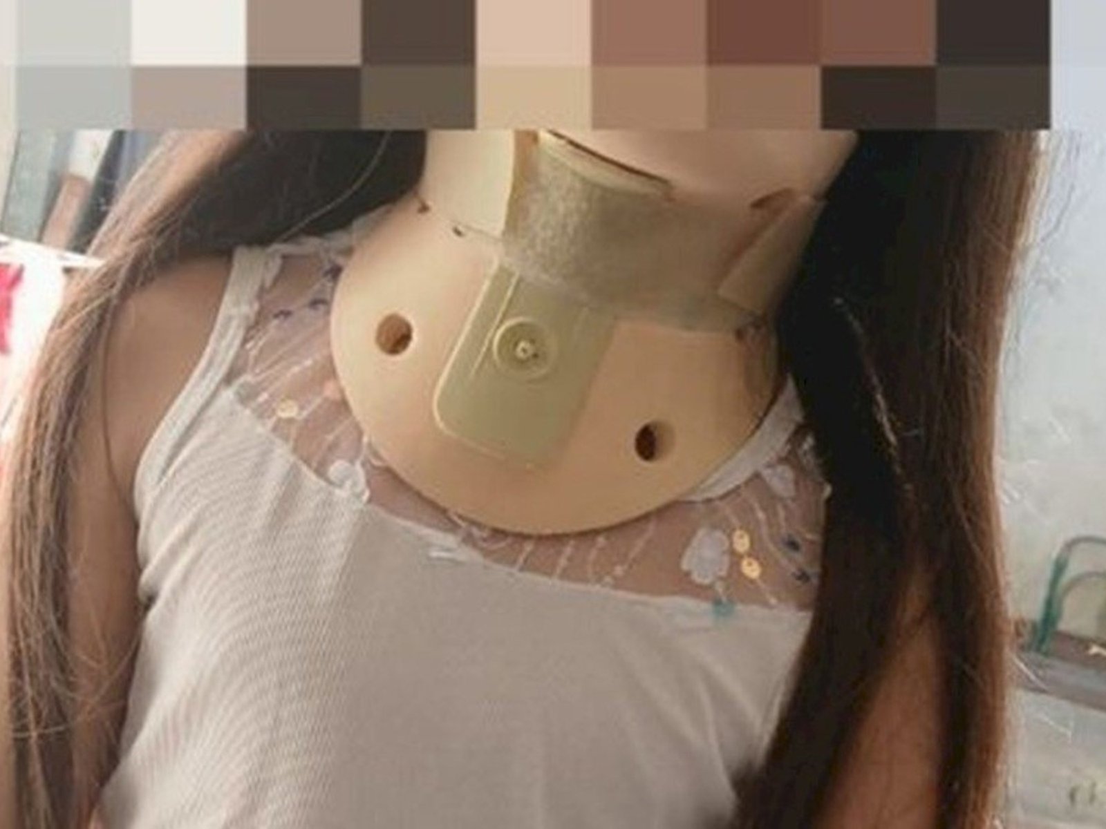 Iba en moto por la vereda, atropelló a una nena de 8 años que salía de su casa y escapó: la policía busca identificar por las cámaras al agresor