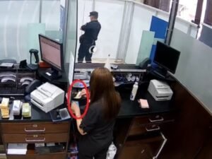 Dos cajeros del Banco Nación fueron condenados por robarle dinero a sus clientes: los videos de la maniobra que hacían con los billetes