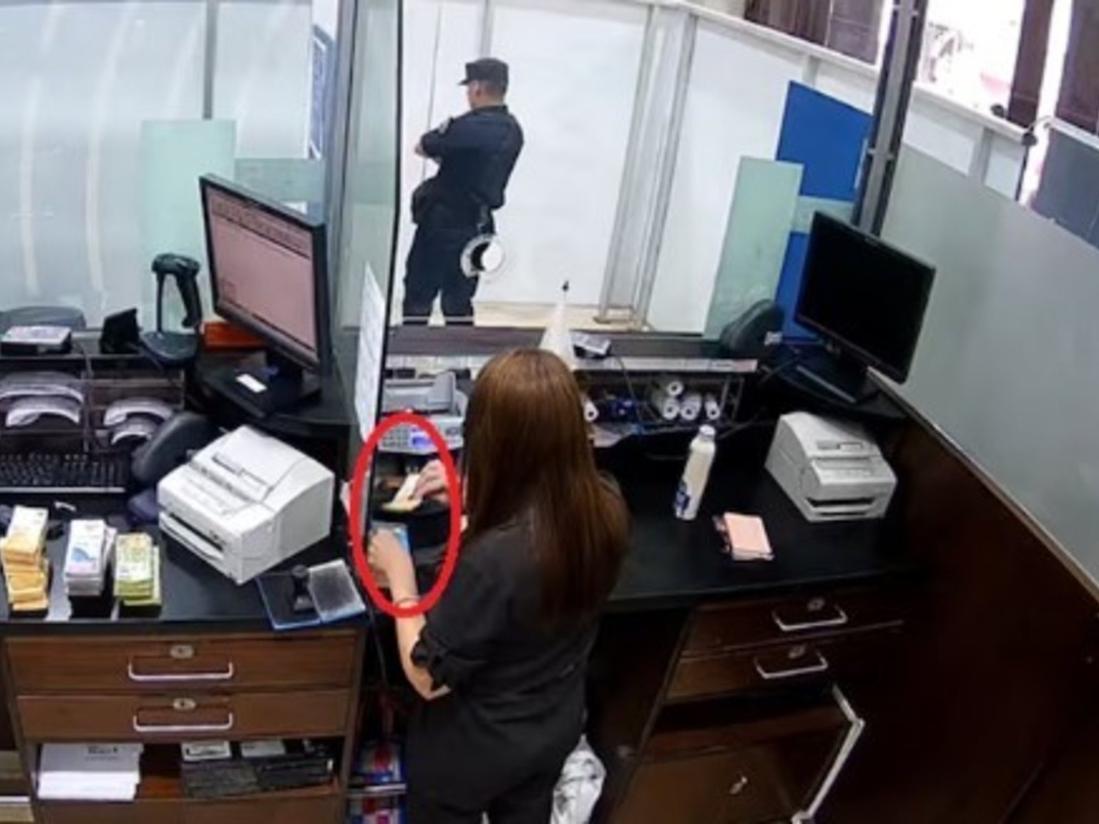 Dos cajeros del Banco Nación fueron condenados por robarle dinero a sus clientes: los videos de la maniobra que hacían con los billetes