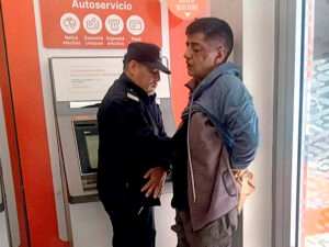 Tiros en un banco de Lomas del Mirador : dos clientes evitaron un robo en un cajero autómatico y redujeron a un ladrón