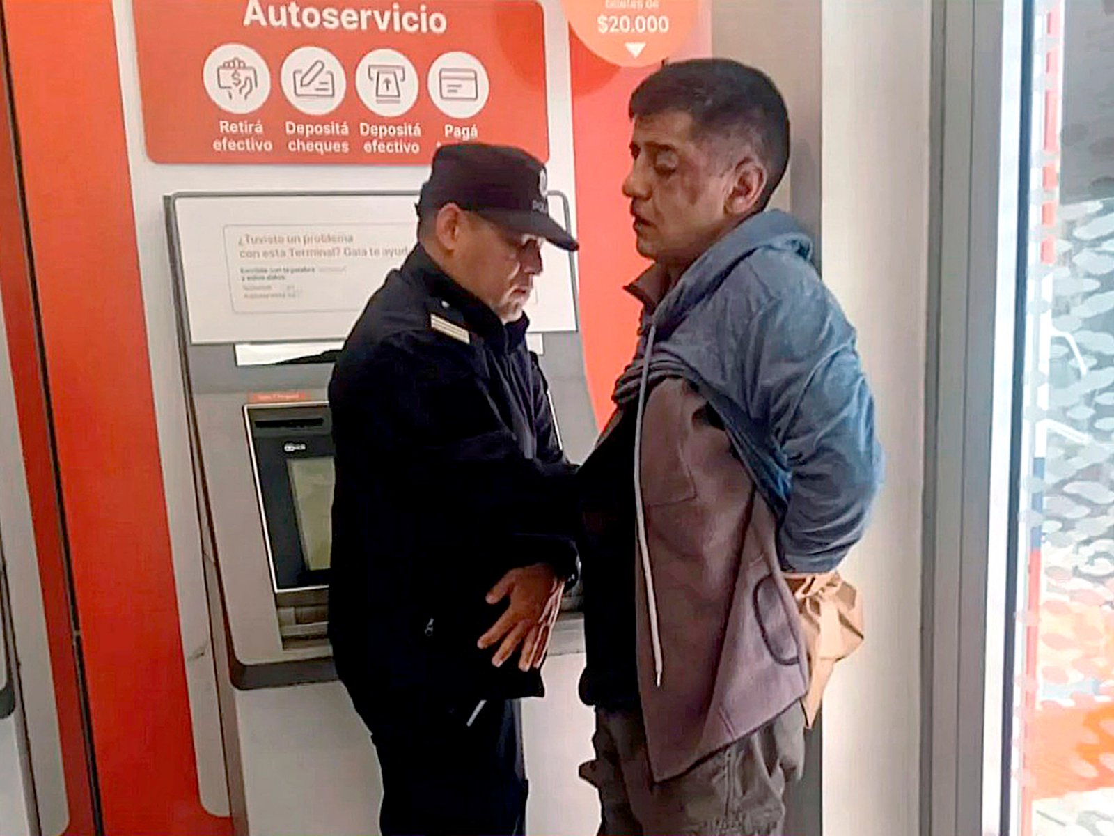 Tiros en un banco de Lomas del Mirador : dos clientes evitaron un robo en un cajero autómatico y redujeron a un ladrón