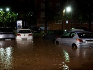 Alerta en Valencia por fuertes inundaciones: cierran el aeropuerto y suspenden clases y partidos de fútbol
