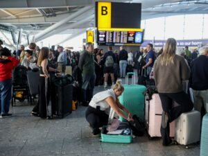 Caos para volar en el Reino Unido: siguen los problemas por la falla técnica y ya son 1.500 los vuelos cancelados