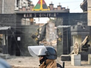 Dos explosiones en media hora: conmoción en Bolivia por los destrozos en un cuartel militar y angustia por la búsqueda de los conscriptos desaparecidos
