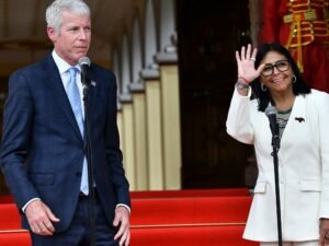Estados Unidos amplía su control sobre Venezuela con la firma de un multimillonario y polémico acuerdo petrolero