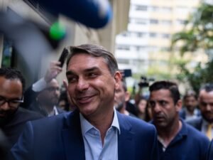 Flávio Bolsonaro se acerca a Lula da Silva en las encuestas y aparecen empatados en un eventual balotaje en Brasil