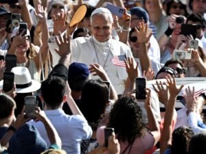 León XIV eliminó los recortes que había aplicado Francisco al sueldo de los cardenales y altos cargos del Vaticano