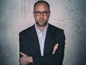 Mark Coeckelbergh, filósofo y asesor de la ONU en Inteligencia Artificial: “Los tecnócratas posicionan a la IA como un fenómeno apocalíptico para legitimarse ante la sociedad”