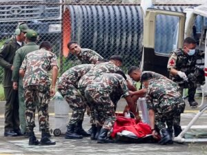 Milagro en Nepal: rescatan a dos trabajadores tras 10 días atrapados y buscan a más sobrevivientes
