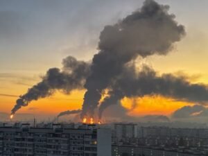 Moscú bajo ataque: dos muertos, una refinería petrolera en llamas y 338 drones derribados