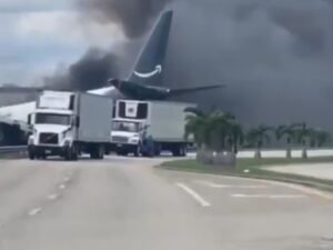 Un avión de carga se despistó en el aeropuerto de Miami y chocó varios autos: hay cinco muertos