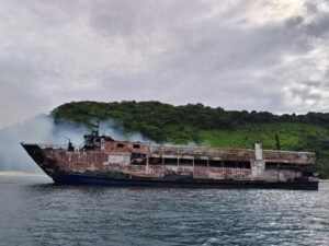 Un ferry ardió frente a la costa de Filipinas: murieron al menos cinco personas y buscan a decenas de pasajeros