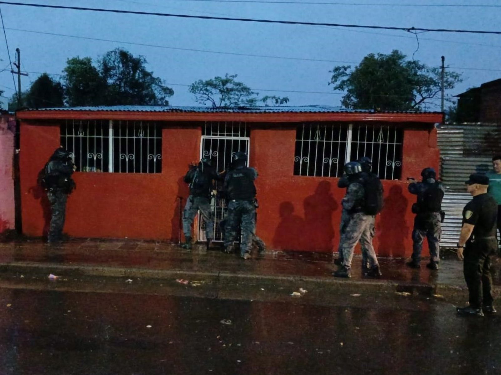 Allanaron un aguantadero y un joven de 19 años se metió una bolsita en la boca: murió en el hospital