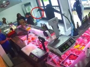 Violento robo a los tiros en una carnicería de La Plata: vaciaron la caja y saquearon la carne del mostrador
