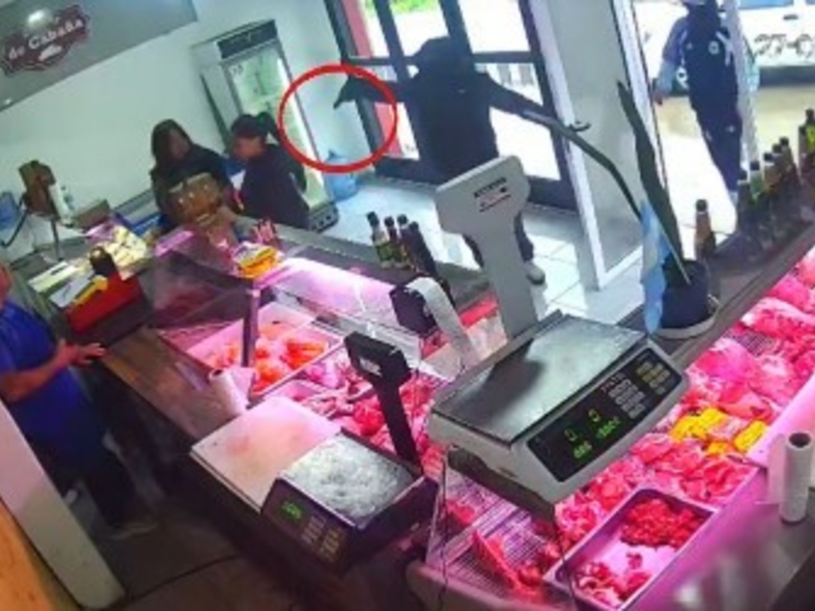 Violento robo a los tiros en una carnicería de La Plata: vaciaron la caja y saquearon la carne del mostrador