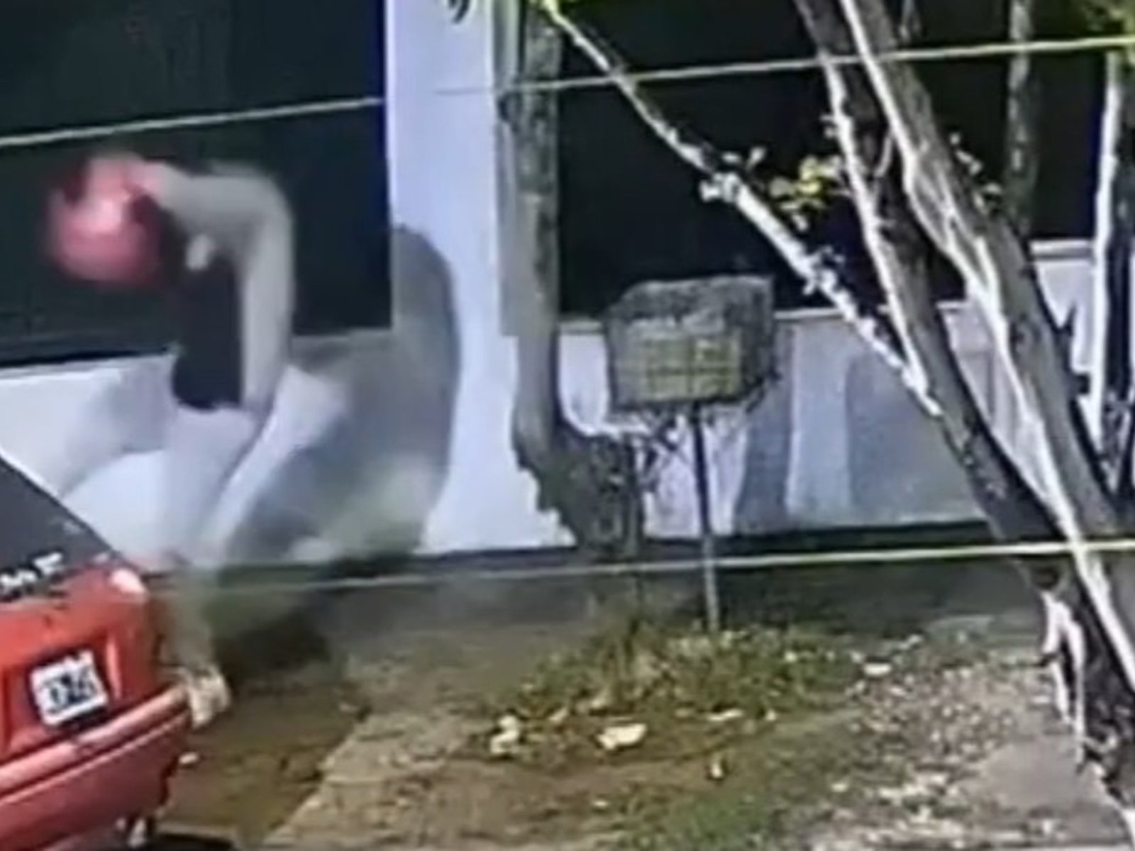 La golpeó con un casco, la pateó y la arrastró por el suelo: la brutal agresión de un hombre a su ex pareja en plena calle