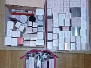 Usó la tarjeta de crédito de una mujer muerta para comprar cientos de productos de belleza