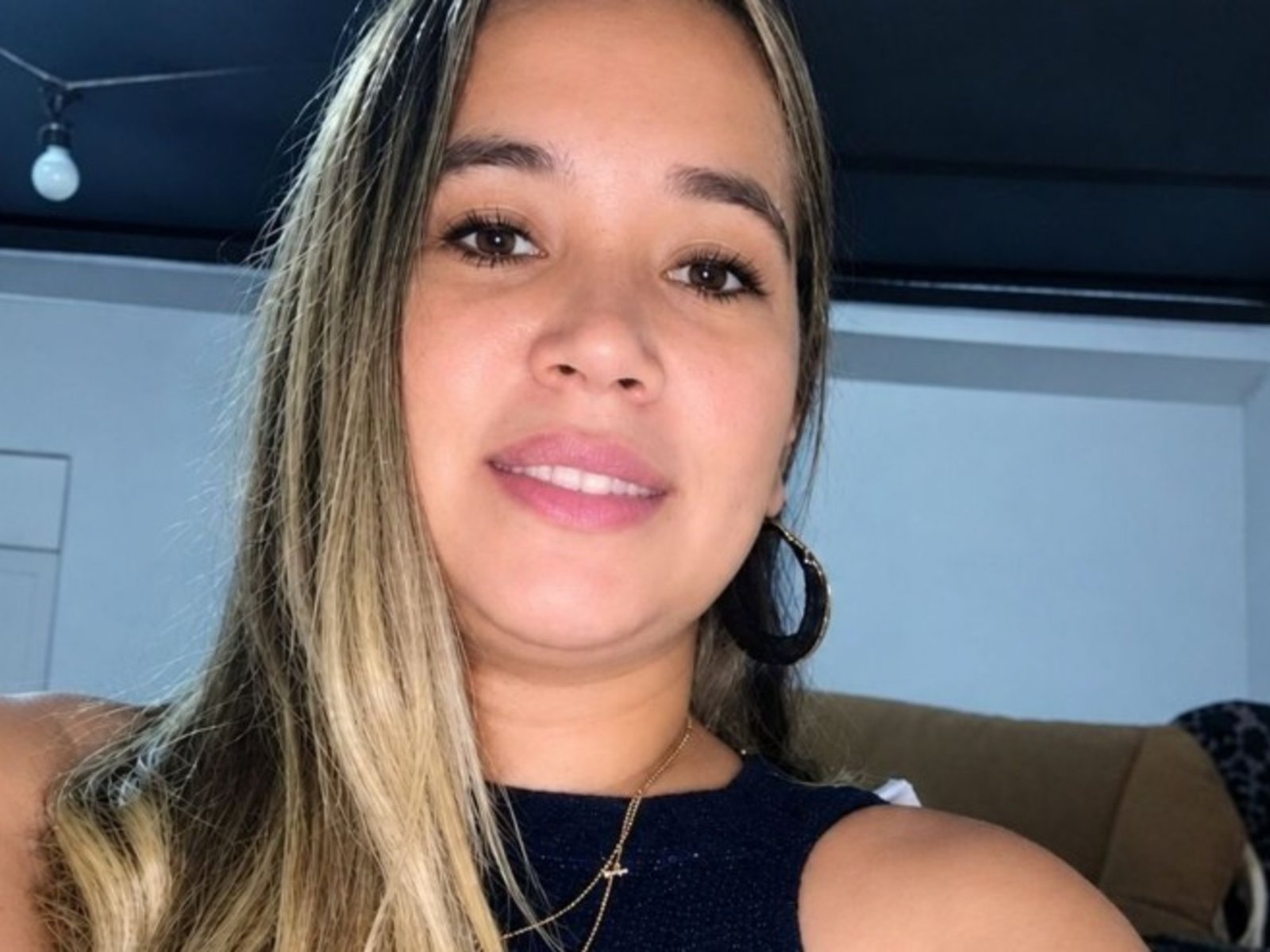 Una mujer fue asesinada en su casa y detienen a su pareja: lo encontraron escondido debajo de una cama