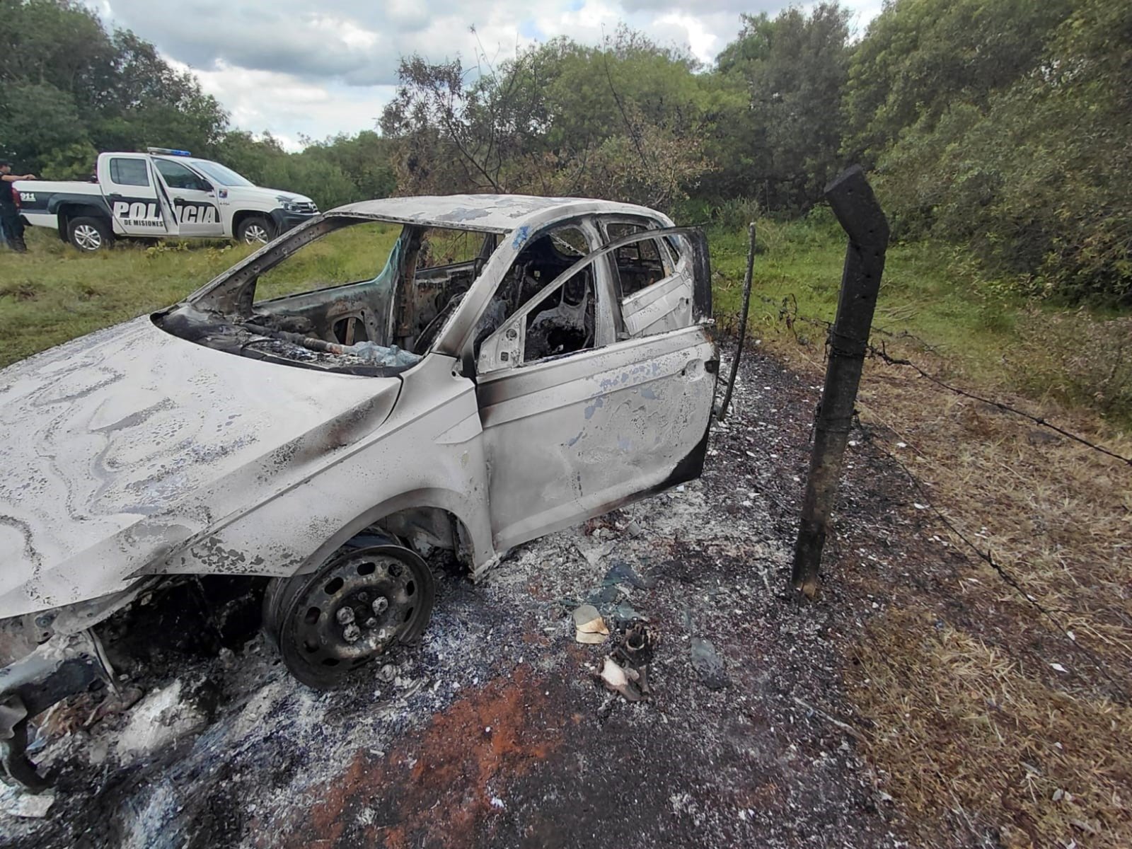 Hallan un cuerpo en un auto quemado y creen que es el hijo de un comisario antidrogas retirado de Misiones