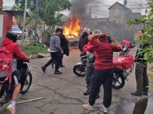 Brutal ataque de repartidores, tras el robo de una moto en Tigre: destrozaron una casa y prendieron fuego un auto