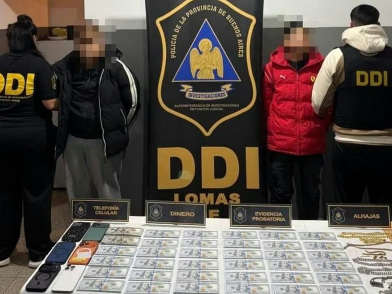 Detuvieron a una viuda negra: la acusan de drogar a un hombre en un bar, llevarlo a su casa y robarle 55 mil dólares