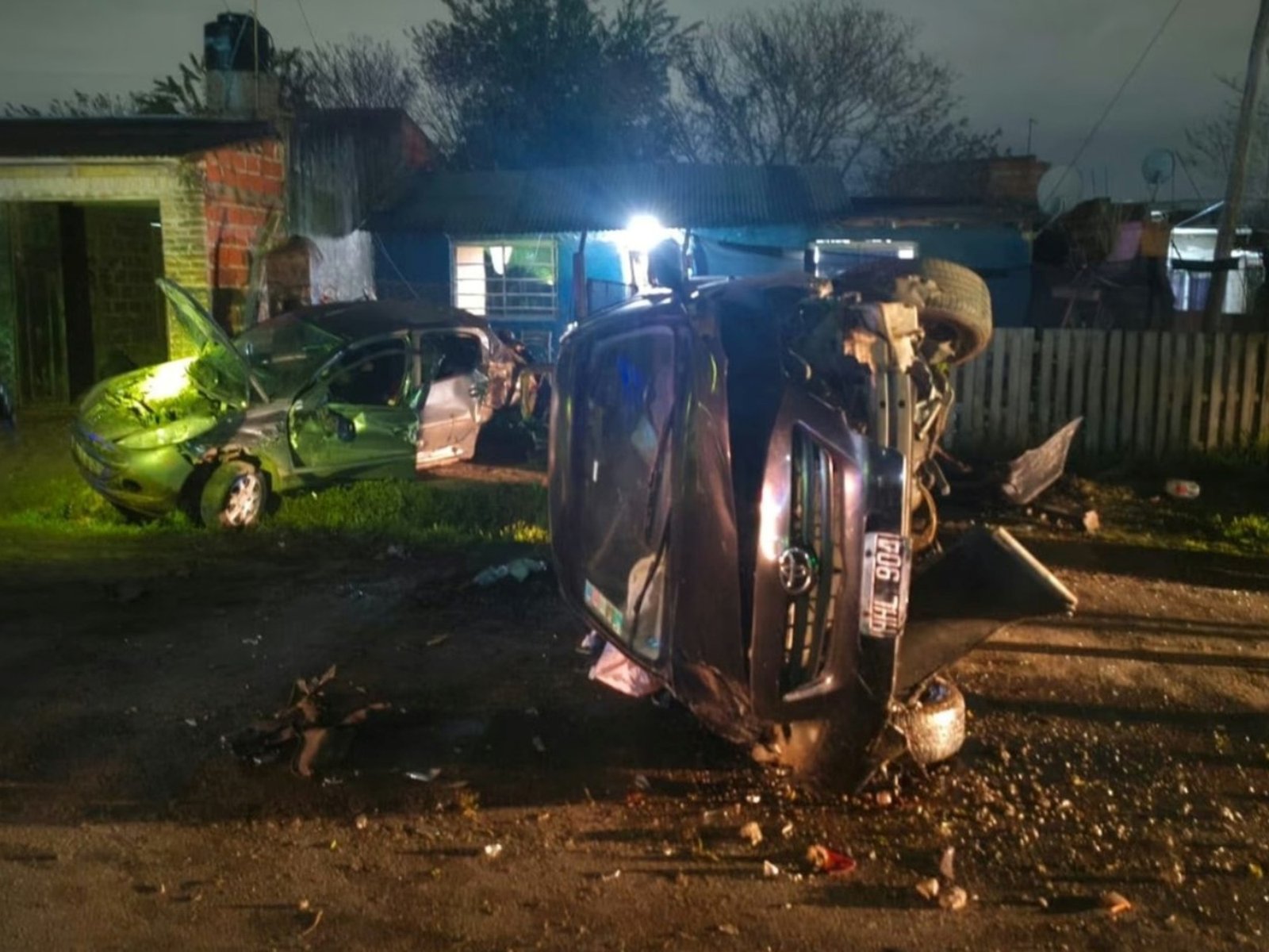 Un adolescente le robó el auto a su papá, lo chocó y se fugó: los vecinos agredieron al dueño del vehículo al llegar al lugar del accidente