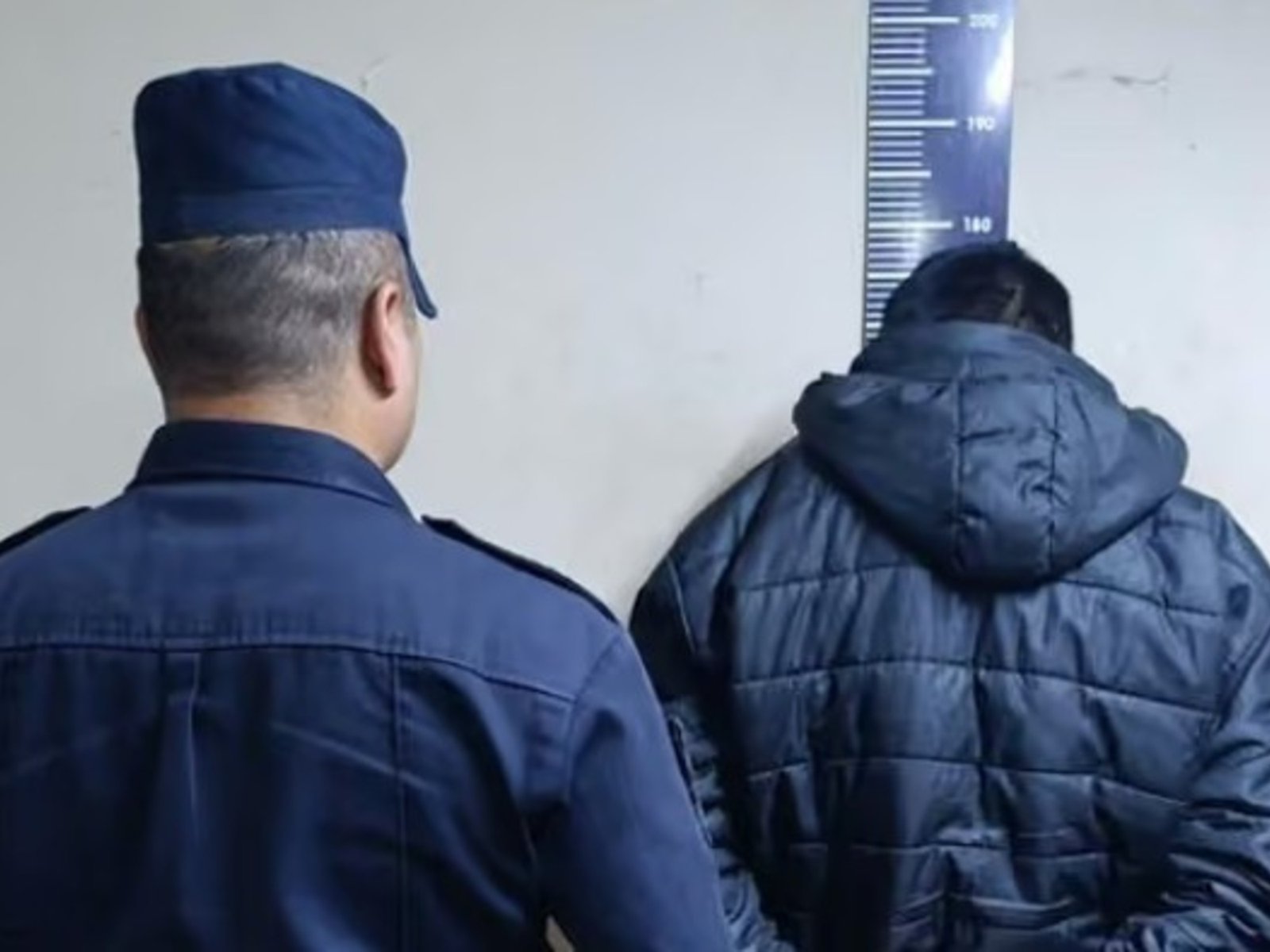 Un hombre asfixió y mató a su pareja con una almohada mientras ella dormía: tras entregarse, confesó el femicidio
