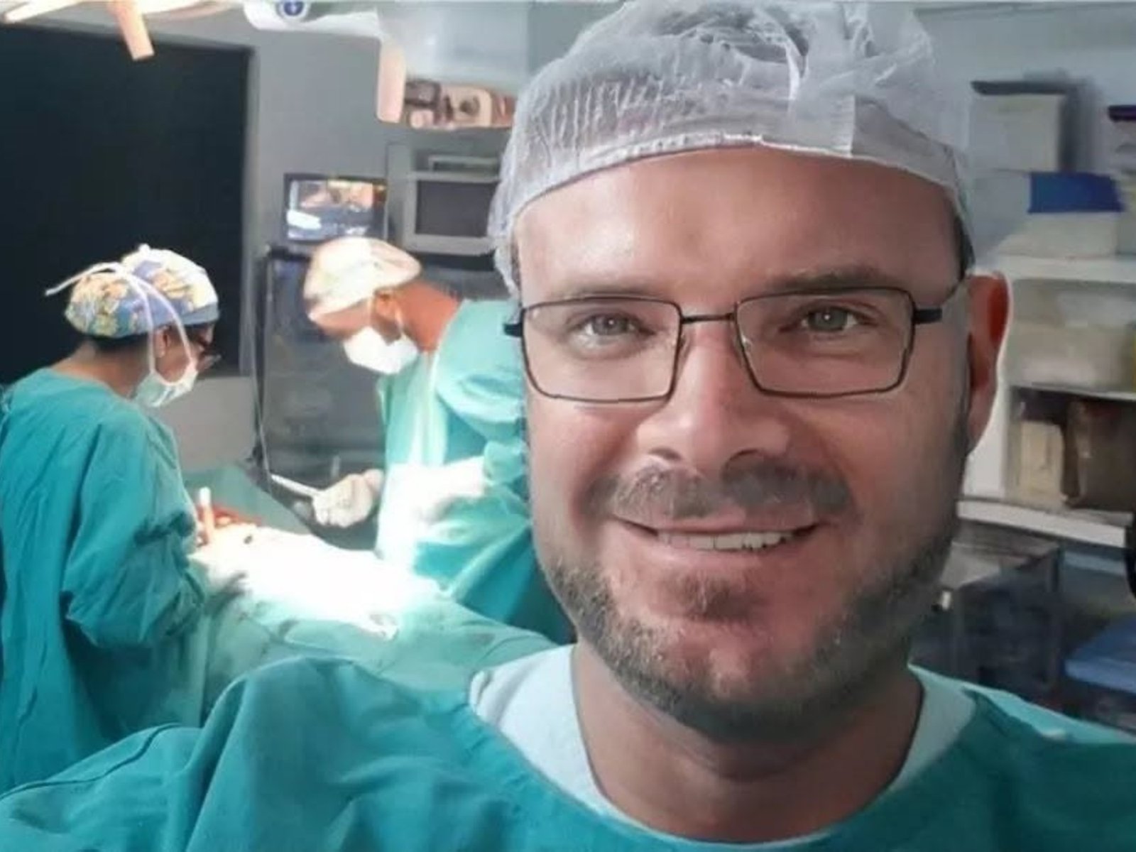 "Duermo desnudo como Haaland": los desubicados diálogos del "Doctor Kumiega" con sus pacientes