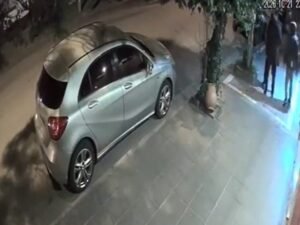 Encuentran muerto a un joven tendido en la calle en Mar del Plata: las cámaras ayudaron a reconstruir el homicidio y hay dos detenidos