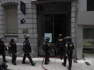 Vaciaron la alcaidía del microcentro donde tomaron a tres policías de rehenes: a dónde llevaron a los presos