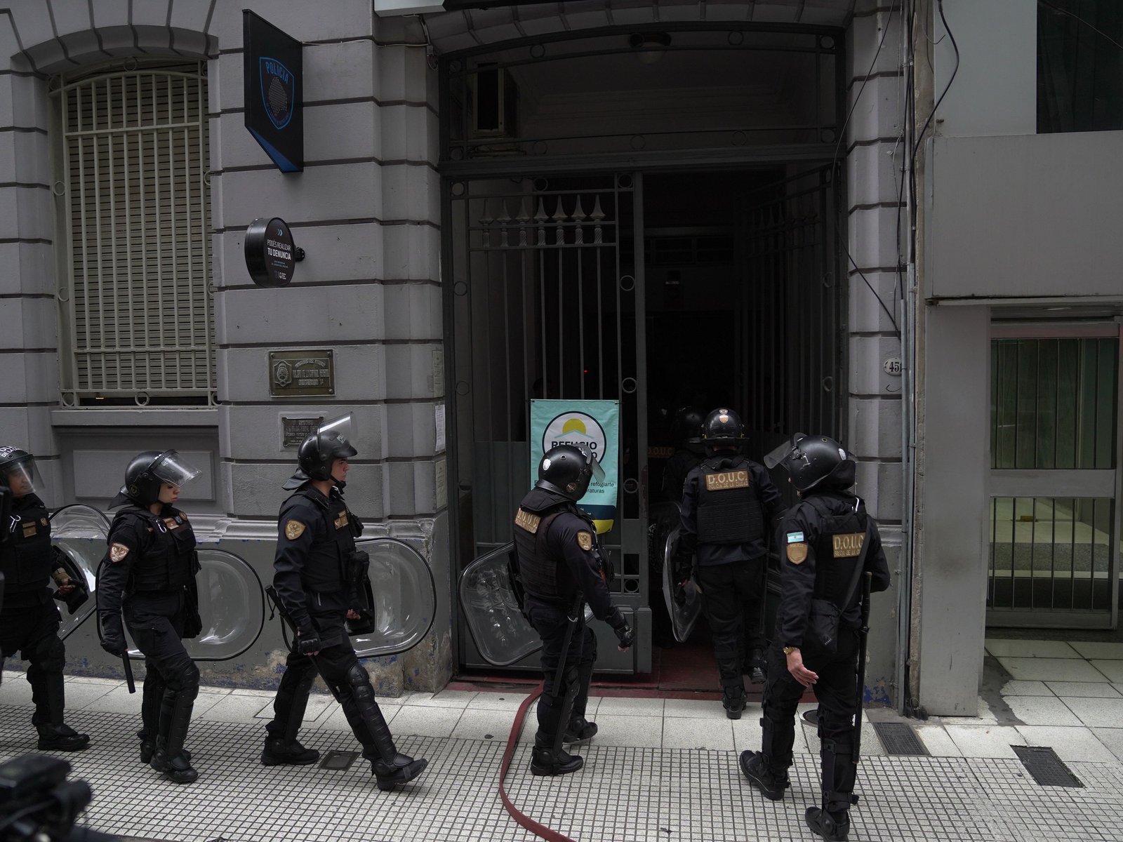 Vaciaron la alcaidía del microcentro donde tomaron a tres policías de rehenes: a dónde llevaron a los presos