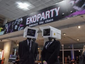 Chatear sin internet, arte con basura electrónica y una olla popular de tecnología: los hackers “abrazaron el caos” en Ekoparty 22